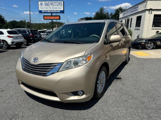 Used 2014 Toyota Sienna XLE image 1