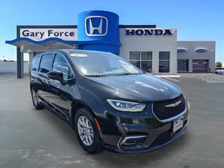 Used 2023 Chrysler Pacifica Touring-L image 1