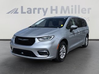 Used 2023 Chrysler Pacifica Touring-L image 1