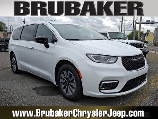 New 2025 Chrysler Pacifica Select image 1