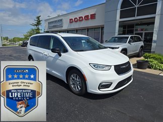 Used 2024 Chrysler Pacifica Touring-L image 1