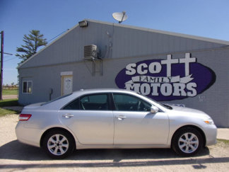 Used 2011 Toyota Camry LE image 1