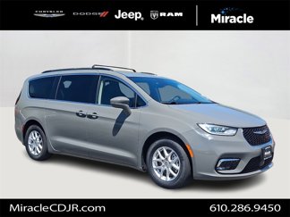 Used 2022 Chrysler Pacifica Touring-L image 1