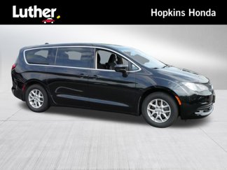 Used 2017 Chrysler Pacifica Touring image 1