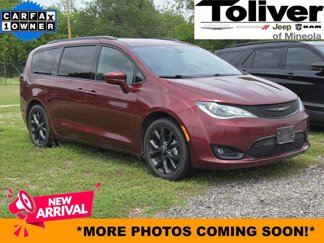 Used 2020 Chrysler Pacifica Touring-L w/ S Appearance Package image 1