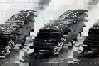 New 2025 Porsche Macan image 1