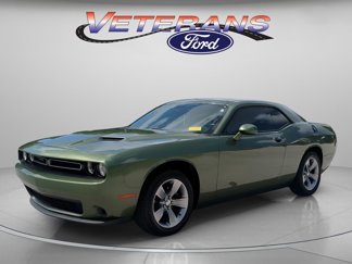 Used 2019 Dodge Challenger SXT image 1