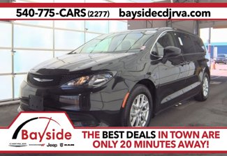 Used 2022 Chrysler Voyager LX image 1