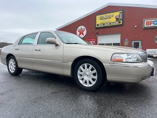 Used 2010 Lincoln Town Car Signature Limited image 1