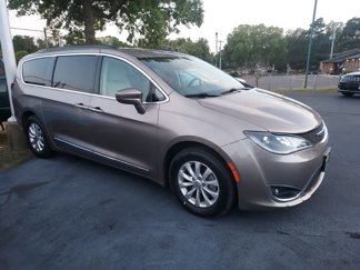 Used 2017 Chrysler Pacifica Touring-L image 1