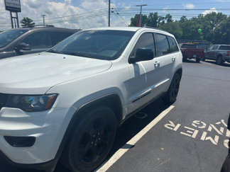 Used 2019 Jeep Grand Cherokee Laredo image 1