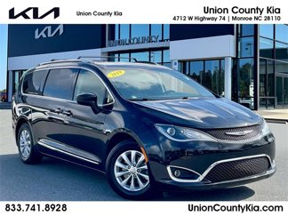 Used 2019 Chrysler Pacifica Touring-L image 1
