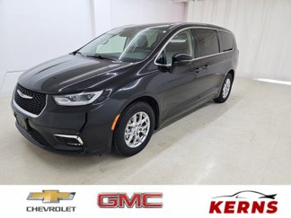 Used 2023 Chrysler Pacifica Touring-L image 1