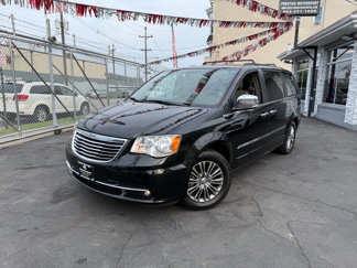 Used 2014 Chrysler Town & Country Touring-L w/ Driver Convenience Group image 1