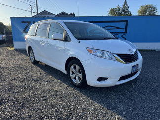 Used 2011 Toyota Sienna LE image 1