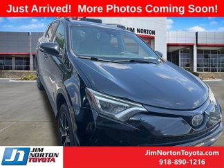 Used 2018 Toyota RAV4 SE image 1