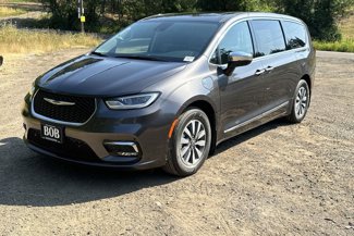 New 2023 Chrysler Pacifica Limited w/ Uconnect Theater Family Group image 1