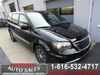 Used 2014 Chrysler Town & Country S image 1