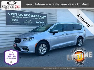 Used 2023 Chrysler Pacifica Touring image 1