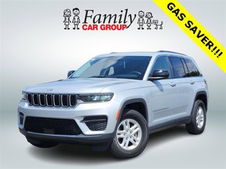 Used 2023 Jeep Grand Cherokee Laredo image 1