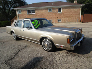 Used 1988 Lincoln Town Car image 1