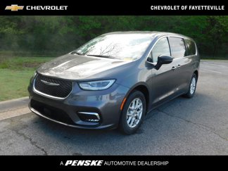 Used 2023 Chrysler Pacifica Touring-L image 1