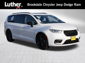 New 2025 Chrysler Pacifica Limited w/ Trailer Tow Group image 1