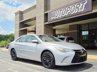 Used 2017 Toyota Camry SE image 1