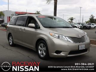 Used 2017 Toyota Sienna LE image 1