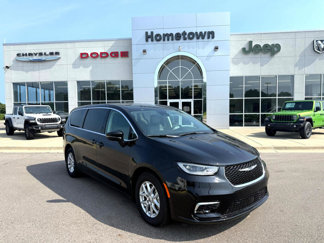 Used 2024 Chrysler Pacifica Touring-L image 1