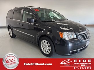 Used 2014 Chrysler Town & Country Touring image 1