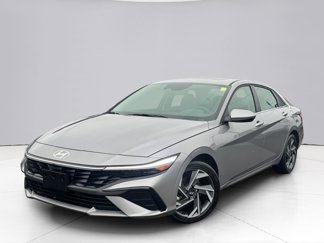 Used 2025 Hyundai Elantra SEL image 1