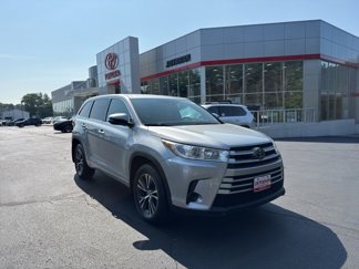 Used 2017 Toyota Highlander LE image 1