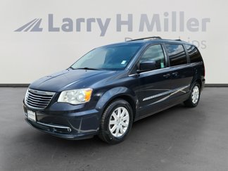 Used 2013 Chrysler Town & Country Touring image 1