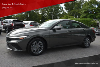 Used 2024 Hyundai Elantra SEL image 1