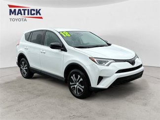 Used 2018 Toyota RAV4 LE image 1