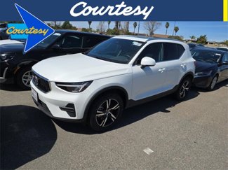 Used 2025 Volvo XC40 B5 Core image 1