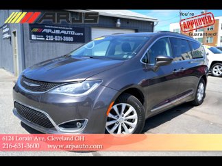 Used 2017 Chrysler Pacifica Touring-L image 1