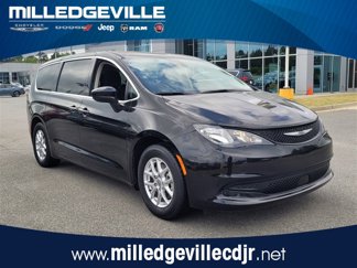 Used 2023 Chrysler Voyager LX image 1