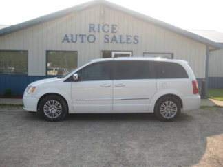 Used 2013 Chrysler Town & Country Limited image 1