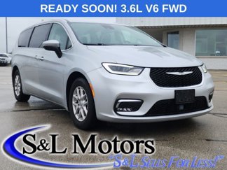 Used 2023 Chrysler Pacifica Touring-L image 1