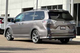 Used 2019 Toyota Sienna SE video 3