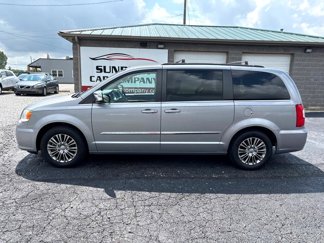 Used 2014 Chrysler Town & Country Touring-L image 1