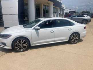 Used 2022 Volkswagen Passat 2.0T SE image 1