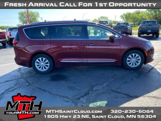 Used 2018 Chrysler Pacifica Touring-L w/ Premium Audio Group image 1