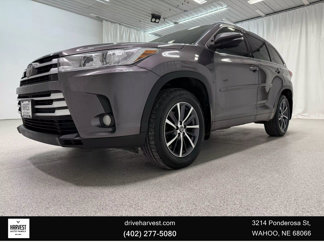 Used 2017 Toyota Highlander SE image 1