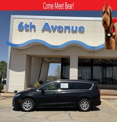 Used 2022 Chrysler Pacifica Touring-L image 1