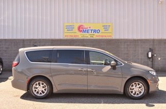 Used 2023 Chrysler Pacifica Touring-L image 1