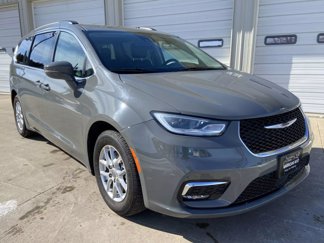 Used 2022 Chrysler Pacifica Touring-L image 1
