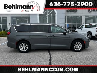 Used 2023 Chrysler Pacifica Touring-L image 1